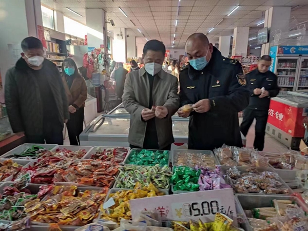 大通區(qū)四大班子領(lǐng)導帶隊開展節(jié)日慰問暨“三品一特”及散裝、預包裝食品安全檢查